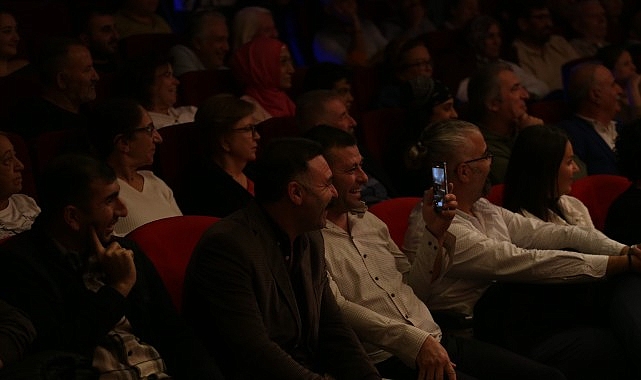 “Çiğli Komedi Akşamları” Öğretmenlere Neşeli Bir Gece Yaşattı