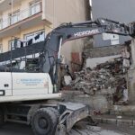 Konak’ta metruk yapıların yıkımı devam ediyor