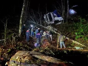 50 metreden dere yatağına devrilen TIR’ın şoförü, 4 saat sonra bulundu