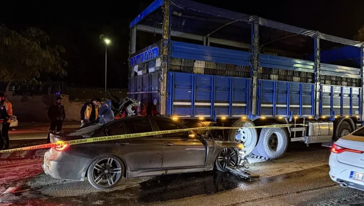 Adana’da kamyona çarpan otomobildeki 1 kişi öldü, 2 kişi yaralandı