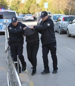 Adana’da otobüs şoförü motosiklet sürücüsü kadını darbettiği iddiasıyla gözaltına alındı