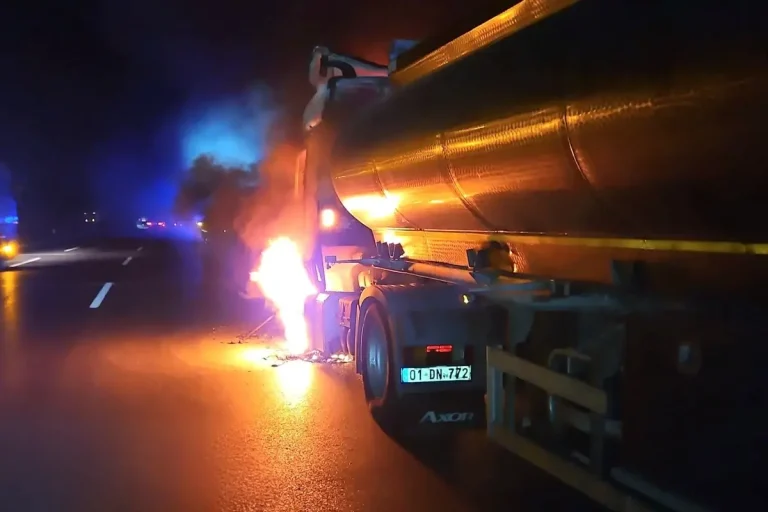 Adana’da seyir halindeki tankerde başlayıp ormanlık alana sıçrayan yangın söndürüldü