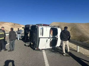 Adıyaman’da minibüsle otomobilin çarpıştığı kazada 4 kişi yaralandı