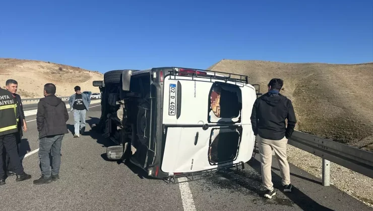 Adıyaman’da minibüsle otomobilin çarpıştığı kazada 4 kişi yaralandı
