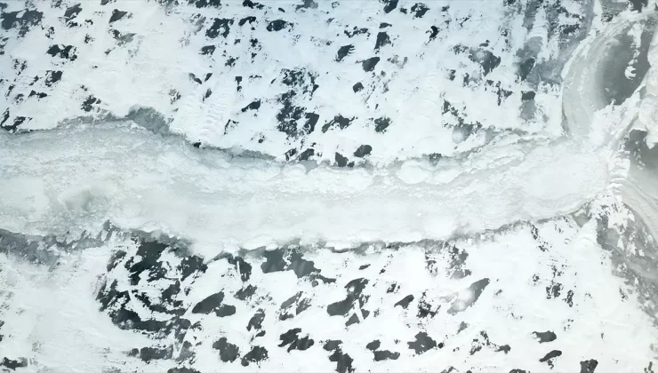 Ağrı’daki Derecek Barajı buzla kaplandı