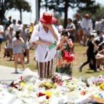 Albüm: Avustralya’da Bondi Plajı’ndaki Silahlı Saldırıda Hayatını Kaybedenler Çiçeklerle Anılıyor