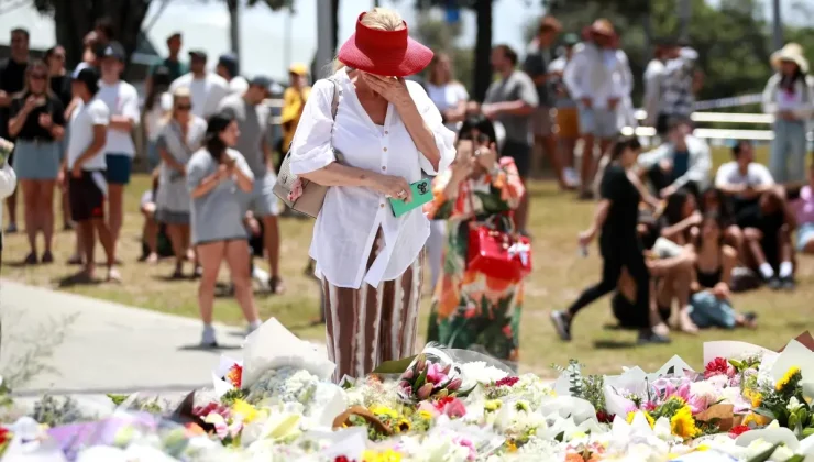 Albüm: Avustralya’da Bondi Plajı’ndaki Silahlı Saldırıda Hayatını Kaybedenler Çiçeklerle Anılıyor