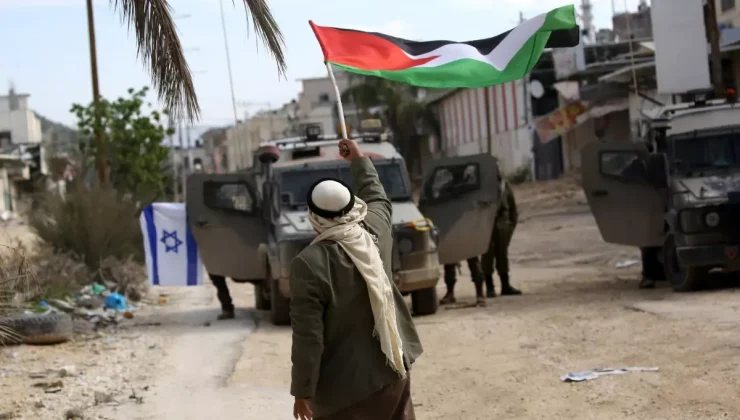 Albüm: Batı Şeria’daki Filistinliler, Nur Şems Mülteci Kampı’na Girişlerin Kapatılmasını Protesto Etti