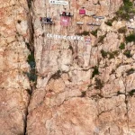 Albüm: Çin’de Uçurum Kenarında Kahve İçme Deneyimi Turistlere Unutulmaz Anlar Yaşatıyor