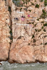 Albüm: Çin’de Uçurum Kenarında Kahve İçme Deneyimi Turistlere Unutulmaz Anlar Yaşatıyor