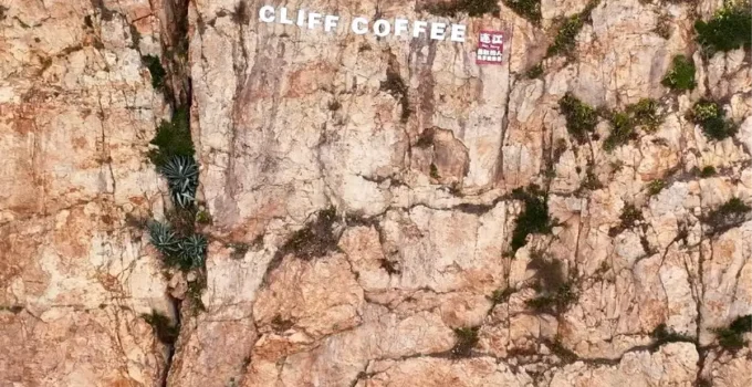 Albüm: Çin’de Uçurum Kenarında Kahve İçme Deneyimi Turistlere Unutulmaz Anlar Yaşatıyor