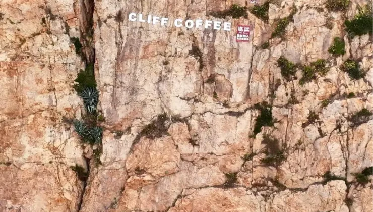 Albüm: Çin’de Uçurum Kenarında Kahve İçme Deneyimi Turistlere Unutulmaz Anlar Yaşatıyor