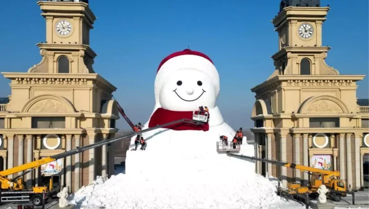 Albüm: Çin’in Harbin Kentinde 19 Metre Yüksekliğinde Dev Bir Kardan Adam İnşa Edildi