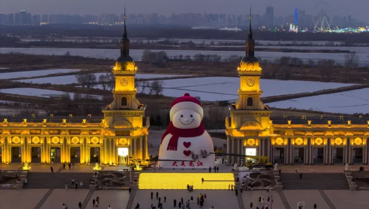 Albüm: Çin’in Harbin Kentinde 19 Metrelik Dev Kardan Adam Ziyaretçilerden Yoğun İlgi Görüyor
