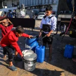 Albüm: Gazzeli Çocuklar, Günlük İçme Suyu İhtiyaçlarını Karşılamak İçin Yoğun Çaba Sarf Ediyor