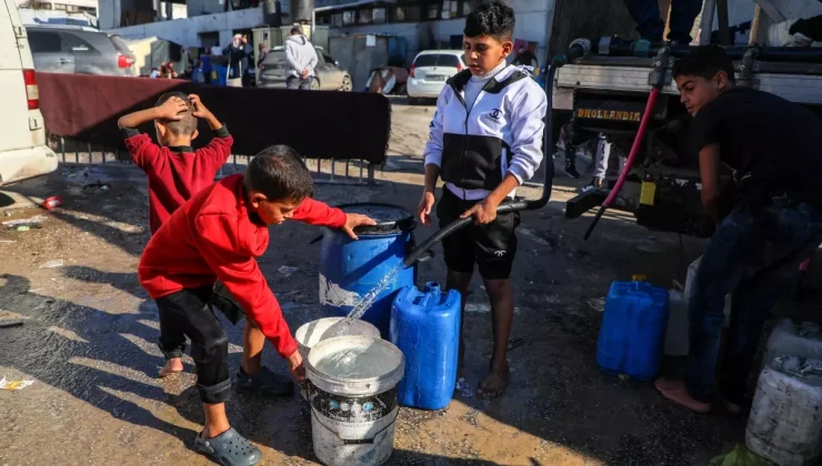 Albüm: Gazzeli Çocuklar, Günlük İçme Suyu İhtiyaçlarını Karşılamak İçin Yoğun Çaba Sarf Ediyor