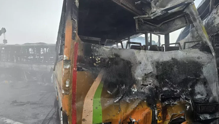 Albüm: Hindistan’da Zincirleme Trafik Kazası: 15 Ölü, 48 Yaralı