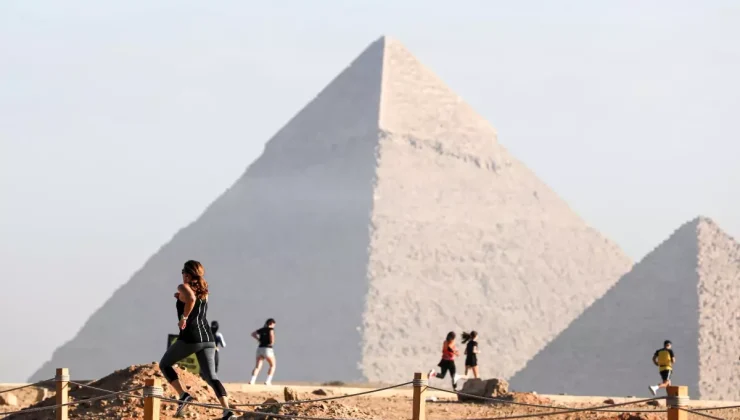 Albüm: Mısır’da Giza Piramitleri Bölgesinde Düzenlenen Yarı Maratonda 10.000 Koşucu Kıyasıya Yarıştı