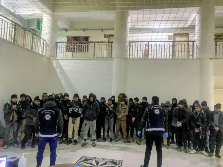 Amasya’da durdurulan TIR’da 37 kaçak göçmen yakalandı