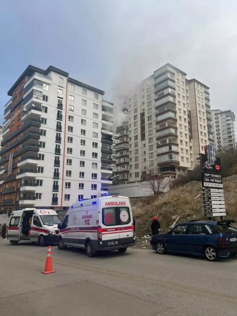 Ankara’da yangında mahsur kalan anne ile oğlu kurtarıldı