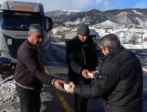 Ardahan’da kar ve tipi nedeniyle yolda kalan tır şoförlerine çorba ikram edildi
