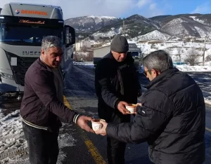 Ardahan’da kar ve tipi nedeniyle yolda kalan tır şoförlerine çorba ikram edildi