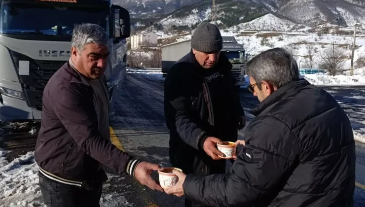 Ardahan’da kar ve tipi nedeniyle yolda kalan tır şoförlerine çorba ikram edildi