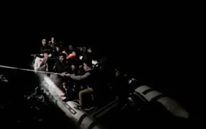 Arızalanan lastik bottaki 29 kaçak göçmen kurtarıldı, 2 organizatör gözaltına alındı