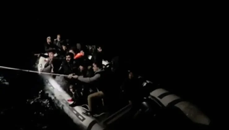 Arızalanan lastik bottaki 29 kaçak göçmen kurtarıldı, 2 organizatör gözaltına alındı