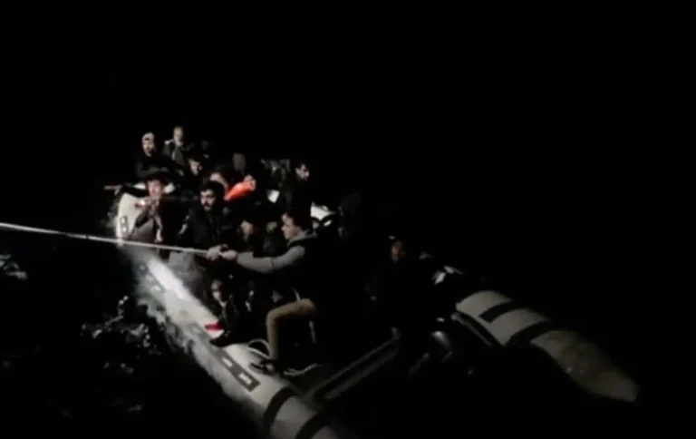 Arızalanan lastik bottaki 29 kaçak göçmen kurtarıldı, 2 organizatör gözaltına alındı