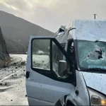 Artvin’de seyir halindeki yolcu minibüsüne kaya parçaları düştü