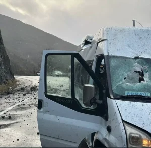 Artvin’de seyir halindeki yolcu minibüsüne kaya parçaları düştü
