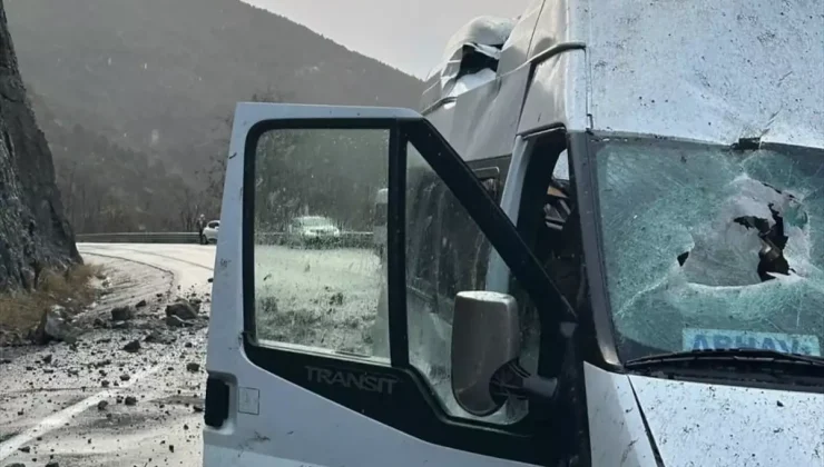 Artvin’de seyir halindeki yolcu minibüsüne kaya parçaları düştü