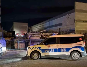 Atık maddeler alev aldı, fabrikaya sıçrayan yangın büyümeden söndürüldü