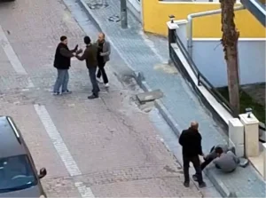 Avcılar’da hurdacıların satırlı kavgası kamerada