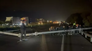 Aydın’da tırın açık kalan dorsesinin hız tespit sistemi direğine çarpması kamerada