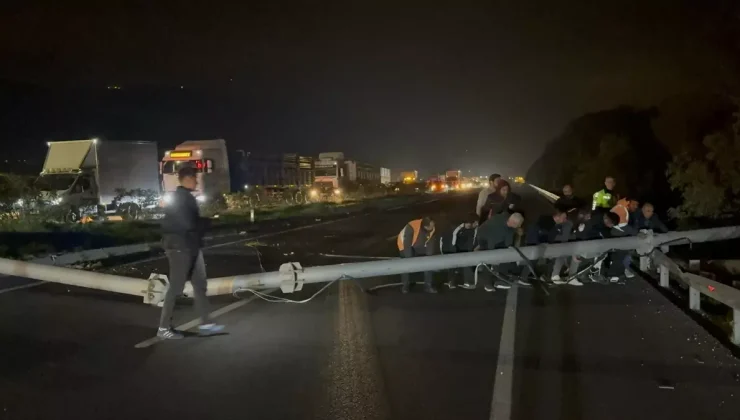 Aydın’da tırın açık kalan dorsesinin hız tespit sistemi direğine çarpması kamerada