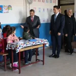 AYSAD üyeleri Hatay’daki depremzede çocuklara ayakkabı dağıttı