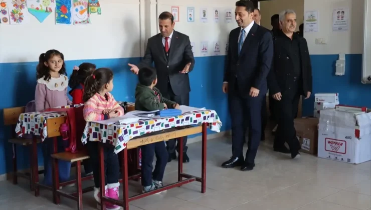 AYSAD üyeleri Hatay’daki depremzede çocuklara ayakkabı dağıttı