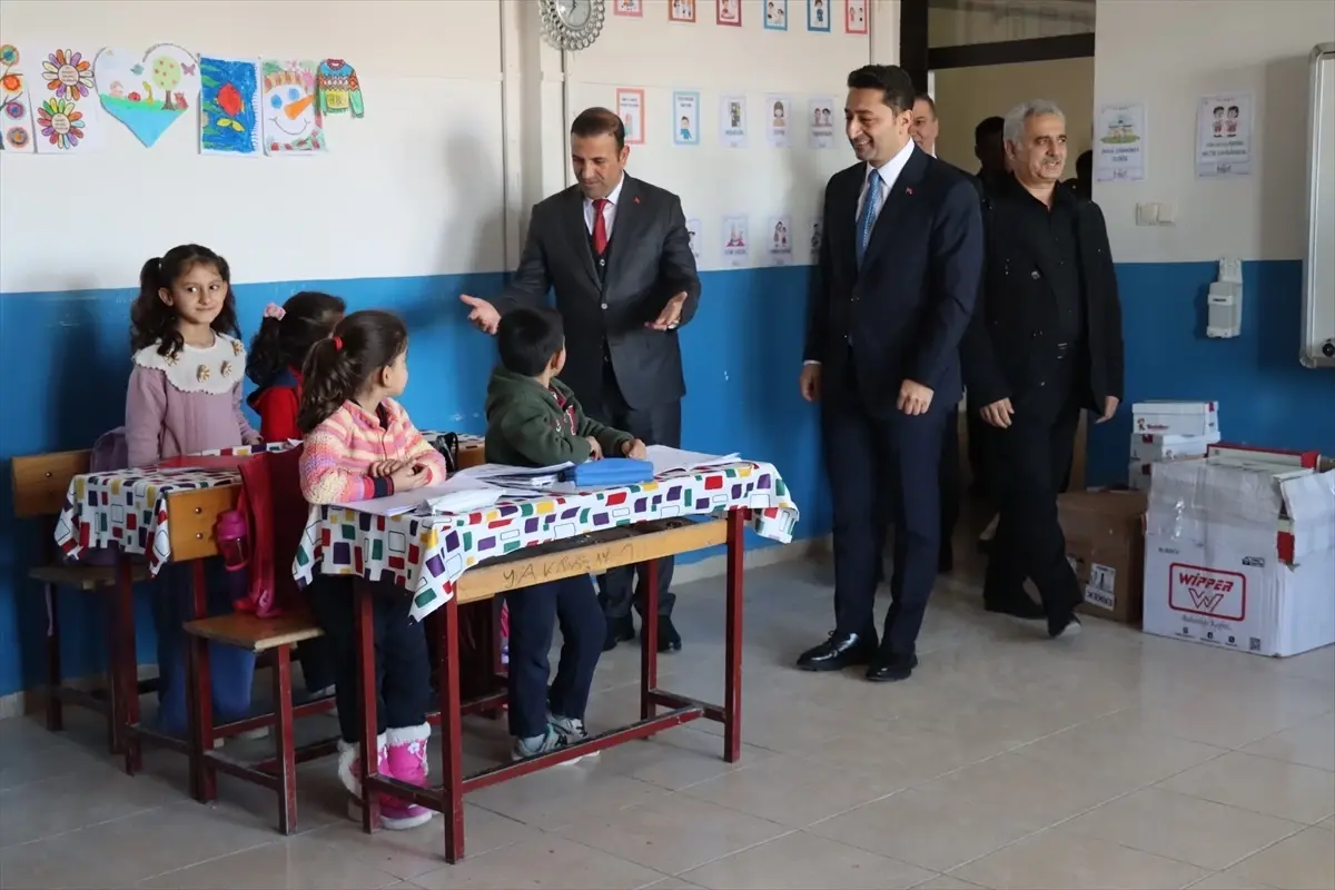 AYSAD üyeleri Hatay’daki depremzede çocuklara ayakkabı dağıttı