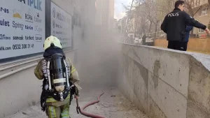 Bağcılar’da 4 katlı iş hanında çıkan yangın söndürüldü