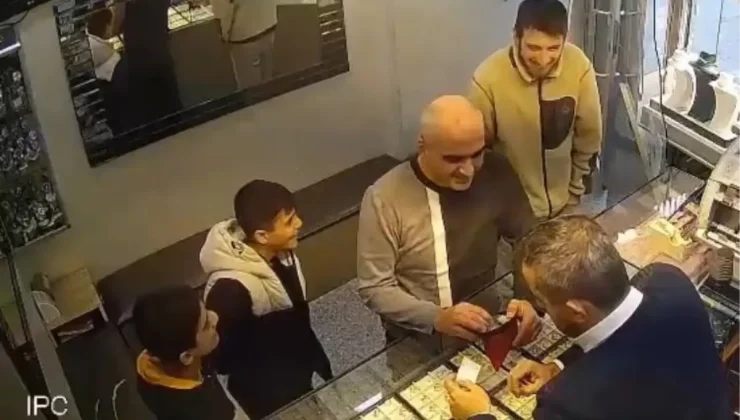 Bağcılar’da yolda yürüyen iki çocuk yerde buldukları 1 milyon 300 bin lira değerindeki altını sahibine teslim etti