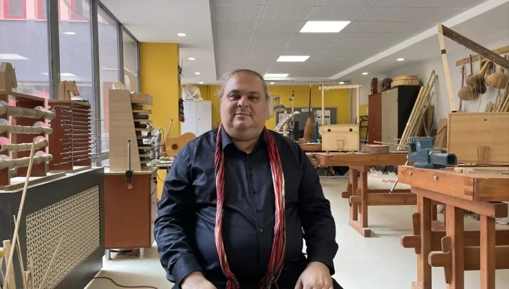 Bakan Kurum, atık malzemeleri enstrümanlara çeviren müzik öğretmeninin görüntülerini paylaştı Açıklaması