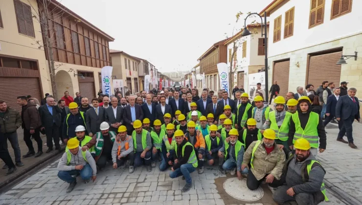 Bakan Kurum, Hatay’da afet konutlarını inceledi