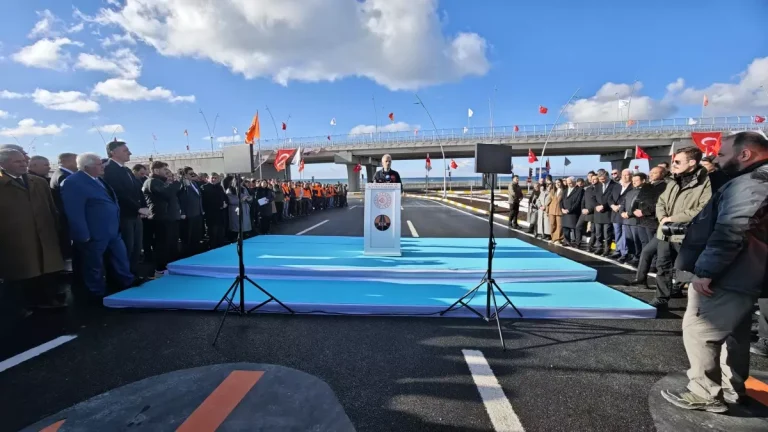 Bakan Uraloğlu, Van Çevre Yolu’nun 28 kilometrelik 2 etabının açılışını yaptı