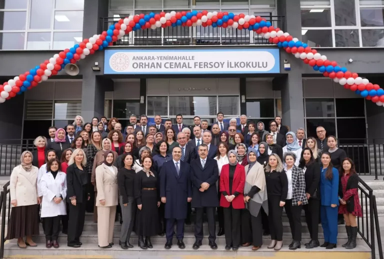 Bakanlar Tekin ve Kacır, ‘Türk Malları Haftası’nda öğrencilerle buluştu