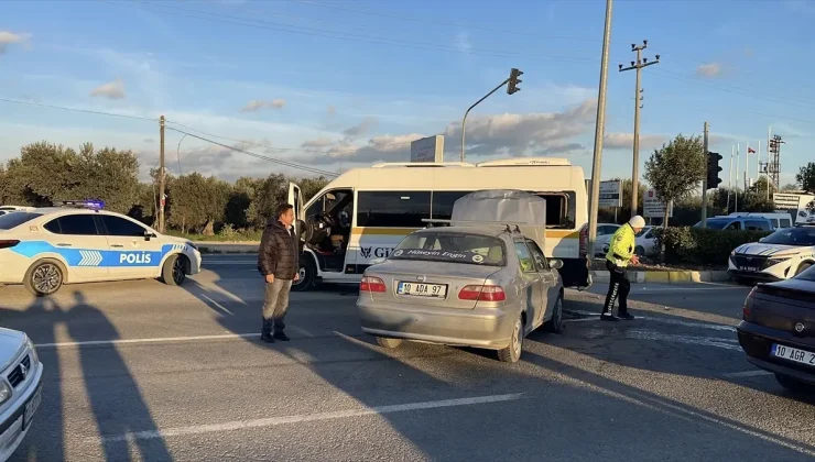 Balıkesir’de öğrenci servis minibüsüyle otomobilin çarpıştığı kazada 8 kişi yaralandı