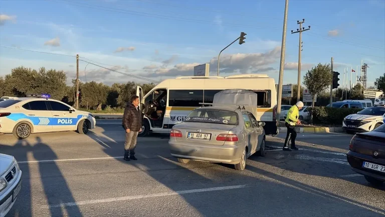 Balıkesir’de öğrenci servis minibüsüyle otomobilin çarpıştığı kazada 8 kişi yaralandı