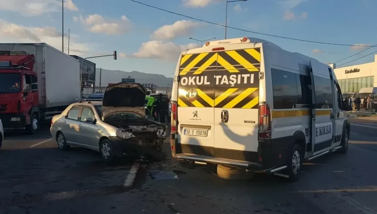 Balıkesir’de öğrenci servisi ile otomobil çarpıştı: 7 yaralı