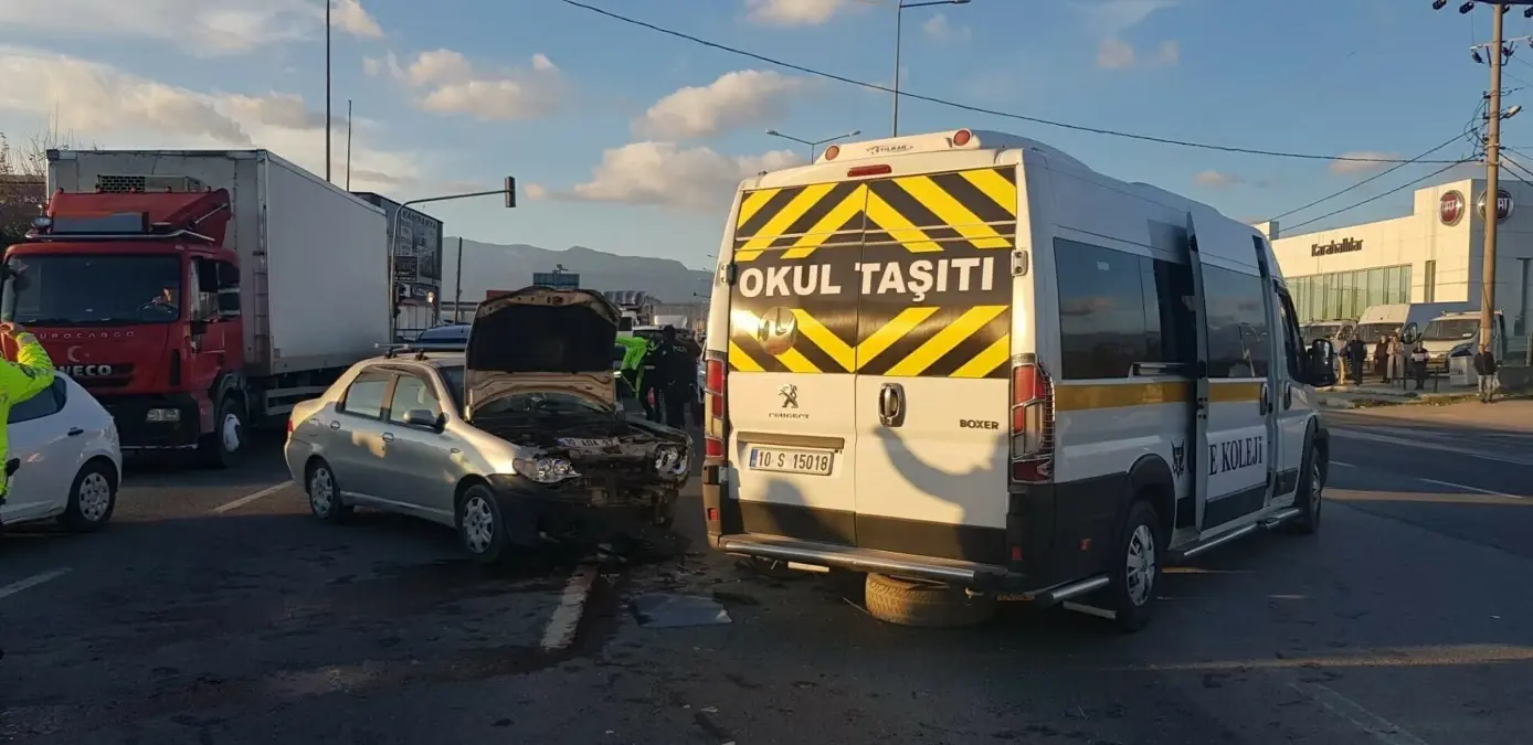 Balıkesir’de öğrenci servisi ile otomobil çarpıştı: 7 yaralı